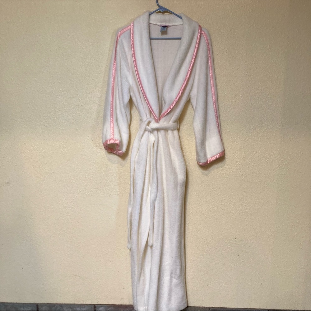 Vintage Womens Evelyn Pearson White Pink Trim Faux Fur Fuzzy  Long Belted USA